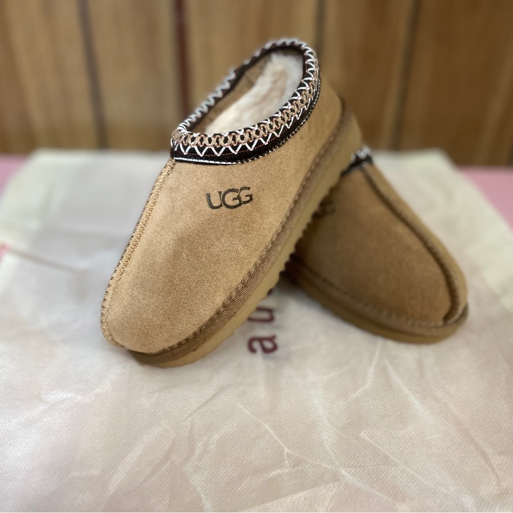 Uggs slippers brand new
